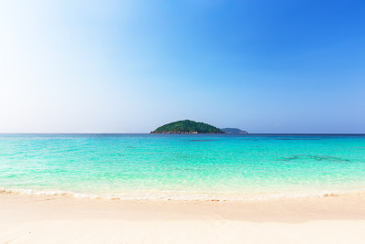 美丽的海滩和蓝天在Similan群岛，泰国。