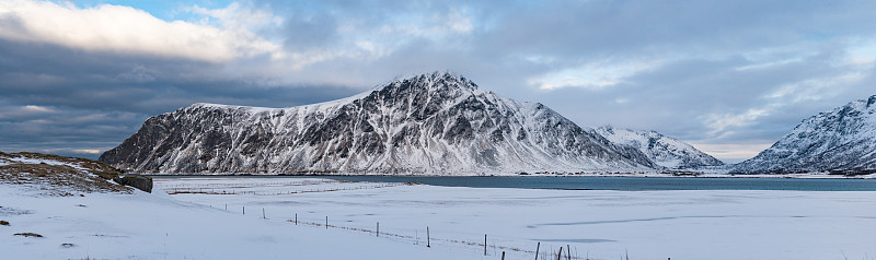 冬天的山全景