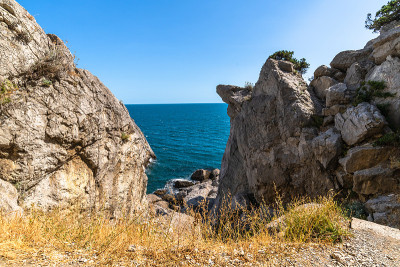 美丽的海景和克里米亚海岸上的石头