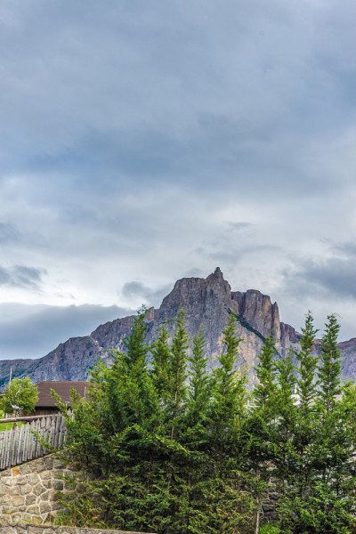 吹口哨的Alpe，和Sassolungo Langkofel Dolomite一起
