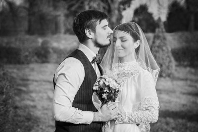 浪漫的新婚夫妇互相拥抱