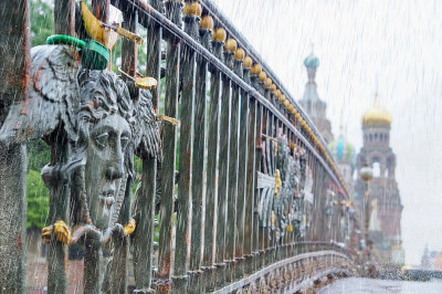 雨天，圣彼得堡的景色。气候变化的概念。
