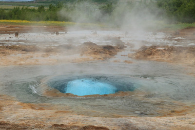 冰岛的 Strokkur Geysir