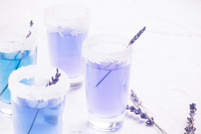 薰衣草伏特加酒。为文本复制空间。薰衣草柠檬水。