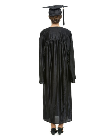 女生戴着毕业帽和礼服背对着镜头