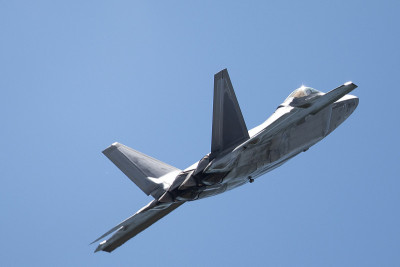 F-22猛禽对着灯光
