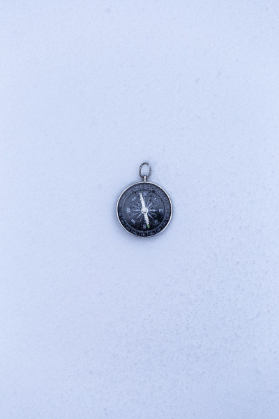 指南针在雪