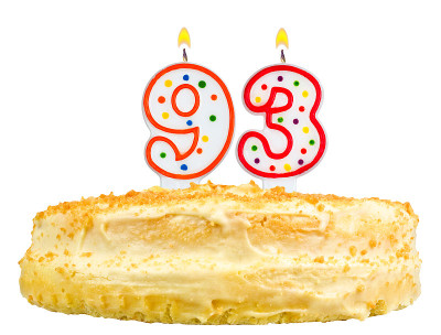 生日蛋糕与蜡烛九十三孤立在白色