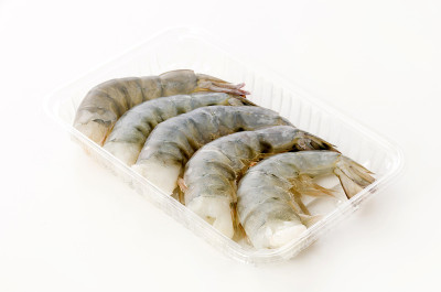 新鲜的黑虎虾尾在白色背景的塑料包装