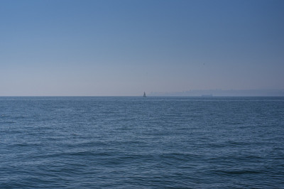 在Valparaíso海上独自航行