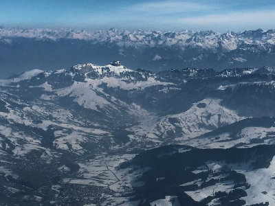 积雪覆盖的瑞士山脉20.3.2020