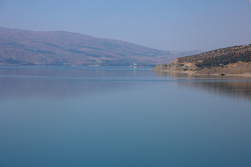 以拉齐格的哈扎尔湖(Elazığ)是该地区最重要的自然资产之一。