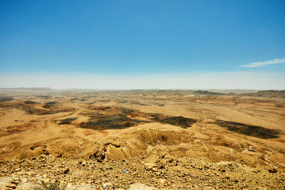 Makhtesh Ramon -以色列内盖夫沙漠的拉蒙火山口，以拉蒙山为背景