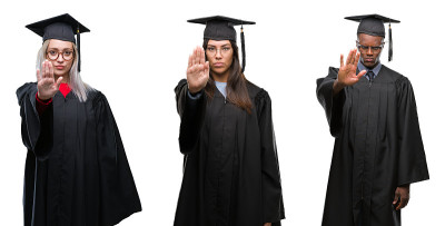 一群穿着大学毕业制服的青年学生拼贴着在孤立的背景下做着手心停止歌唱。警告表情与否定和严肃的手势在脸上