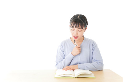 年轻的学生在桌前思考