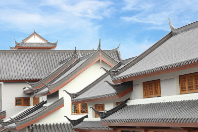 带有天空的传统中式屋顶
