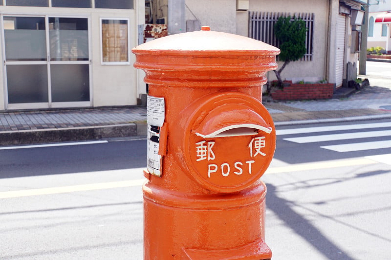 日本复古圆形红色邮箱。