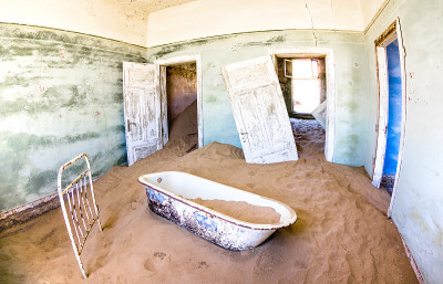 在纳米比亚鲁德里茨附近被遗弃的鬼城Kolmanskop，满是沙漠里的沙子的废弃房子-探索南非奇迹的漫