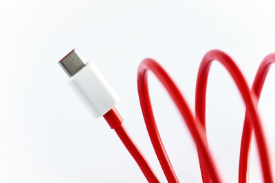 红色卷曲USB Type-C电缆的特写白色背景