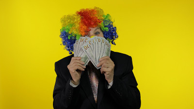 年长的小丑女商人戴着假发戴着钞票钞票现金