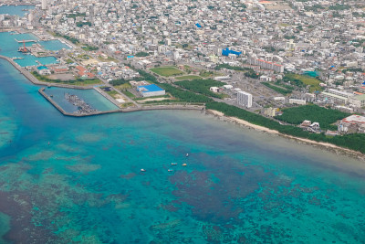 在石垣机场降落前鸟瞰石垣市区