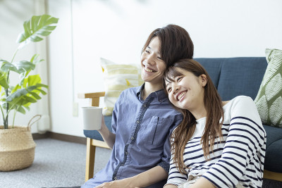 一个漂亮的日本男人和女人在客厅里放松