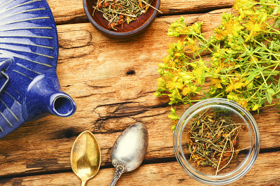 草药茶与金丝桃