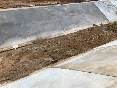 公路附近的大排水沟