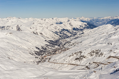 俯瞰滑雪胜地的山谷全景