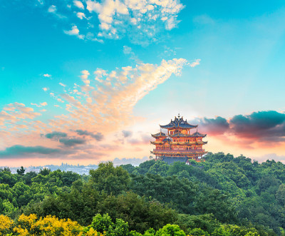 美丽的杭州西湖和古老的亭子建筑日落风景