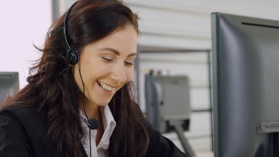 商务人员戴着耳机在办公室工作