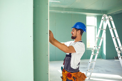 建筑工人在建筑中安装石膏板干墙