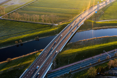 日出时分，荷兰北布拉班特Waalwijk附近，一座高架桥横跨A59公路的运河