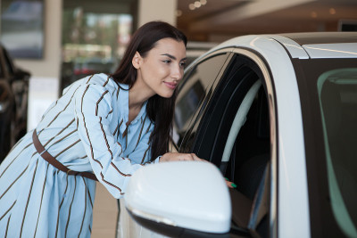 优雅的女人正在挑选新车