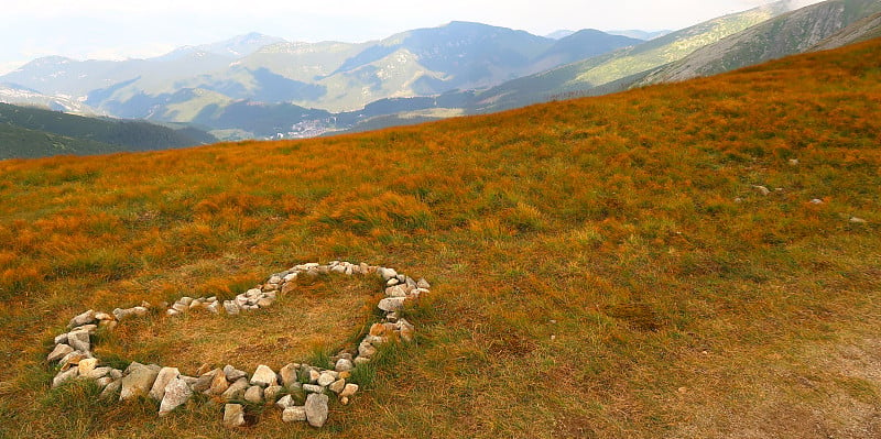 景观风景。石心在草地上与低塔特拉斯(Nizke Tatry)在旅游路径上到乔波峰。夏季在北斯洛伐克，