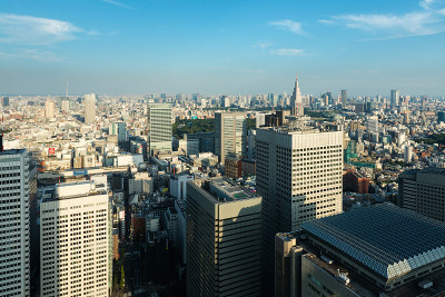 东京新宿的现代摩天大楼和写字楼