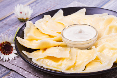 Varenyky, vareniki, pierogi, pyrohy或饺子，馅料是甜茅屋奶酪(农民