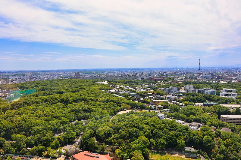 从阳光明媚的东山大厦俯瞰名古屋市景