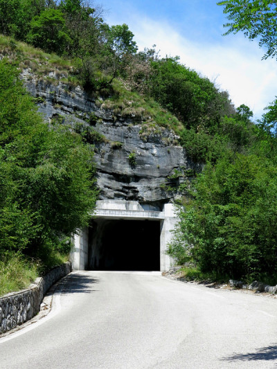 公路隧道入口