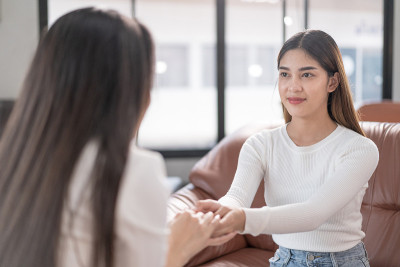 有心理健康问题的亚洲年轻妇女与心理学家会面，进行心理咨询和心理治疗。心理学和心理治疗的概念