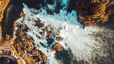 无人机拍摄的瑞士瀑布，鸟瞰图