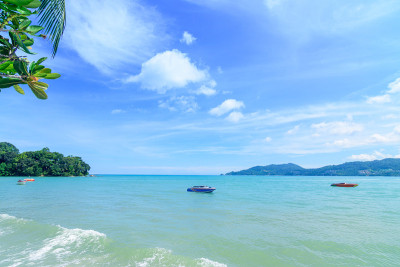 海滩上美丽的波浪