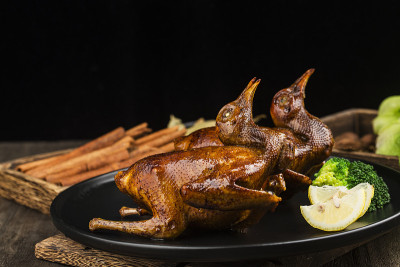 中国菜;烤鸽子，脆乳鸽，