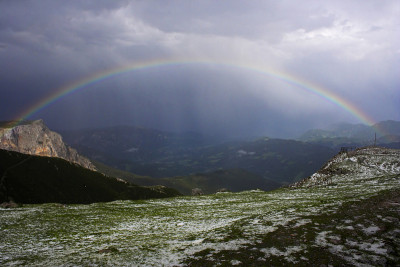 彩虹后的冰雹在Rax-Schneeberg集团Styria，奥地利，欧洲