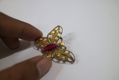 金蝴蝶形胸针衣服照片
