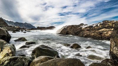白色的泡沫波浪在岩石湾