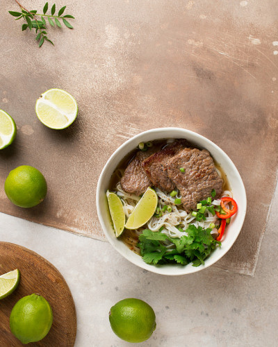 越南Pho-bo汤。米粉和牛肉。亚洲食品。越南菜。酸橙