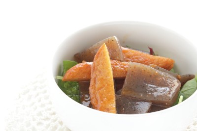 日本料理，魔芋和鱼糕，酱油炖