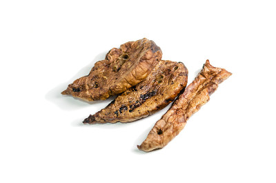 三片干牛肉肺。