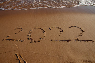 手绘数字2022年新年在湿黄沙滩上，复制空间